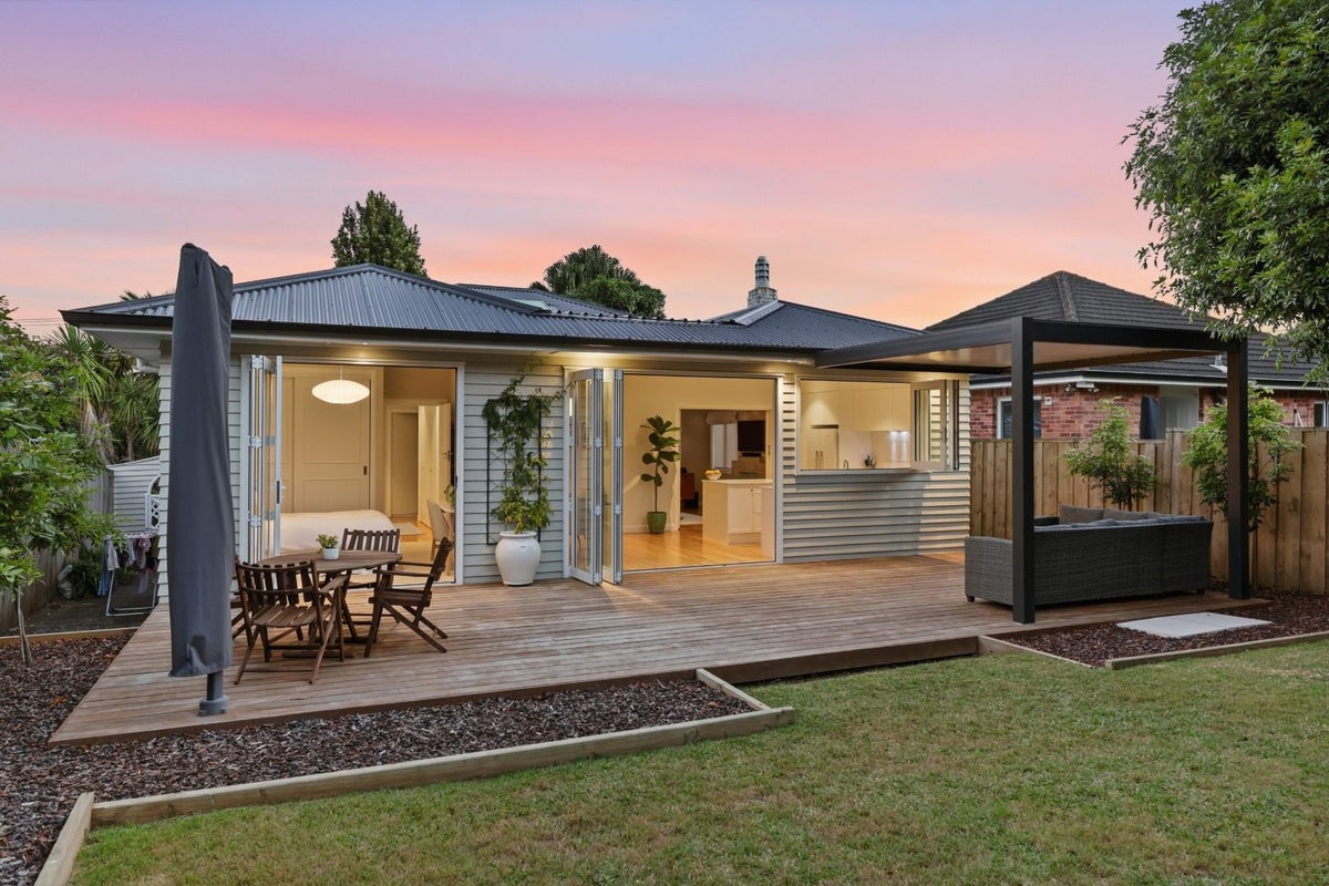 67 Owairaka Avenue, Mount Albert, Auckland - Carousel 1