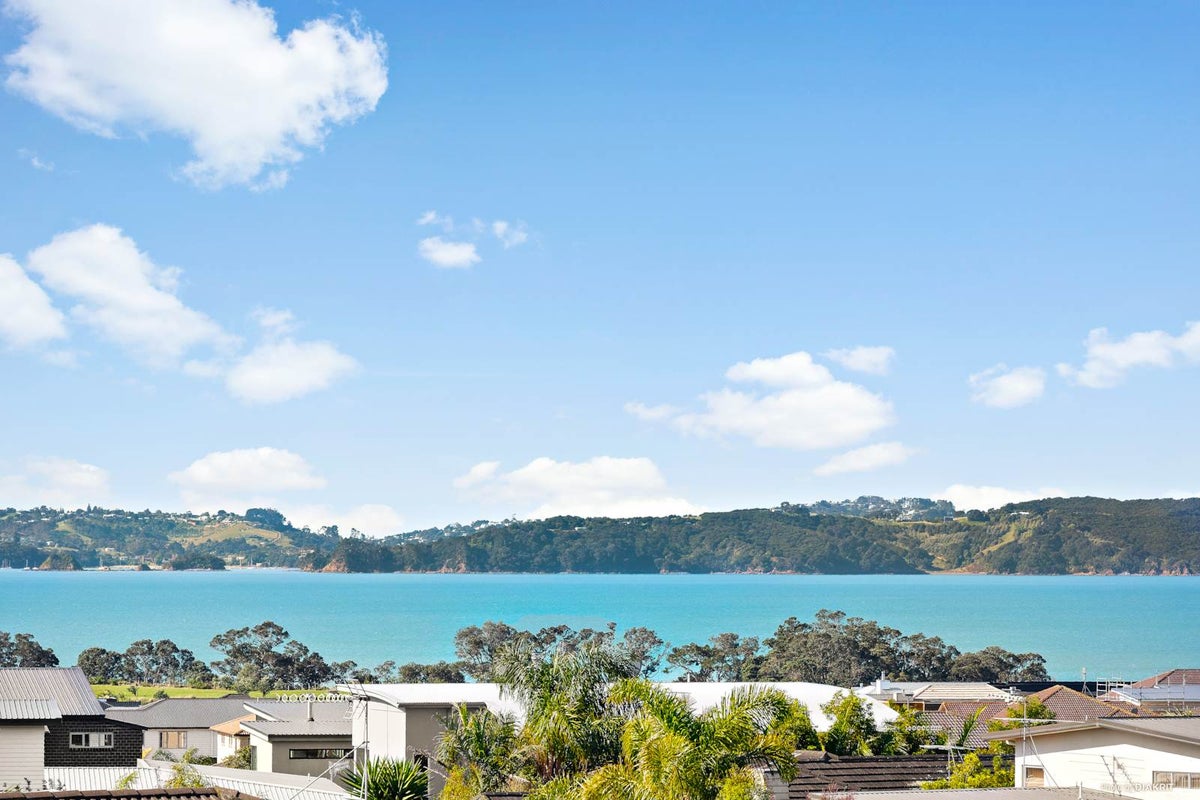 16 Columbia Crescent, Beachlands, Auckland - Carousel 1
