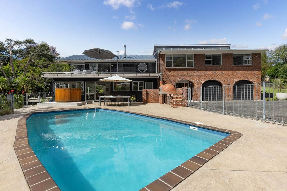 118 Atkinson Road, Titirangi, Auckland - Carousel 1