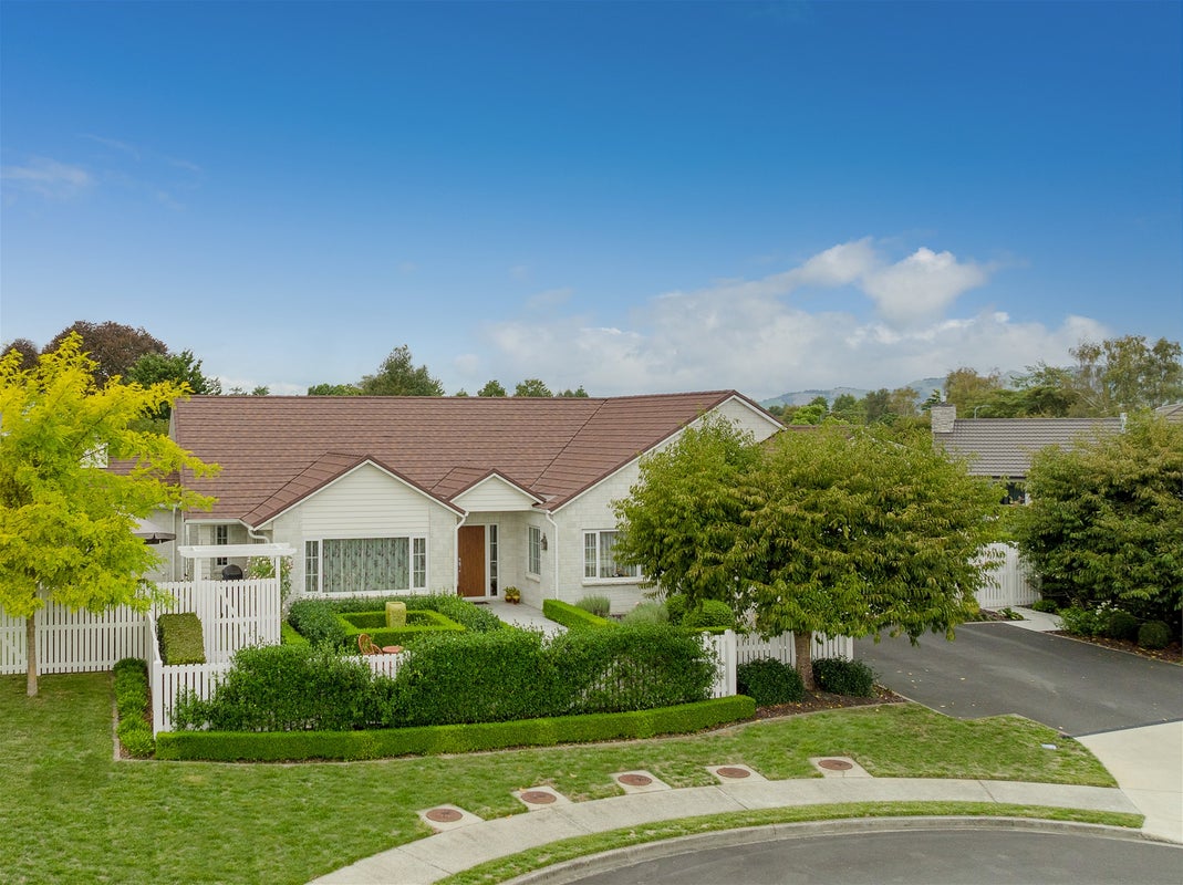 16 Shadbolt Drive, Leamington, Cambridge - Carousel 1