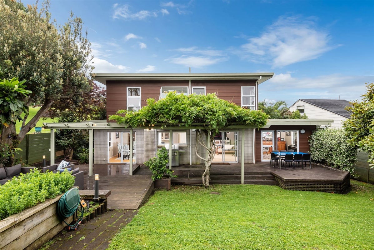 3 Augusta Place, Forrest Hill, Auckland - Carousel 1