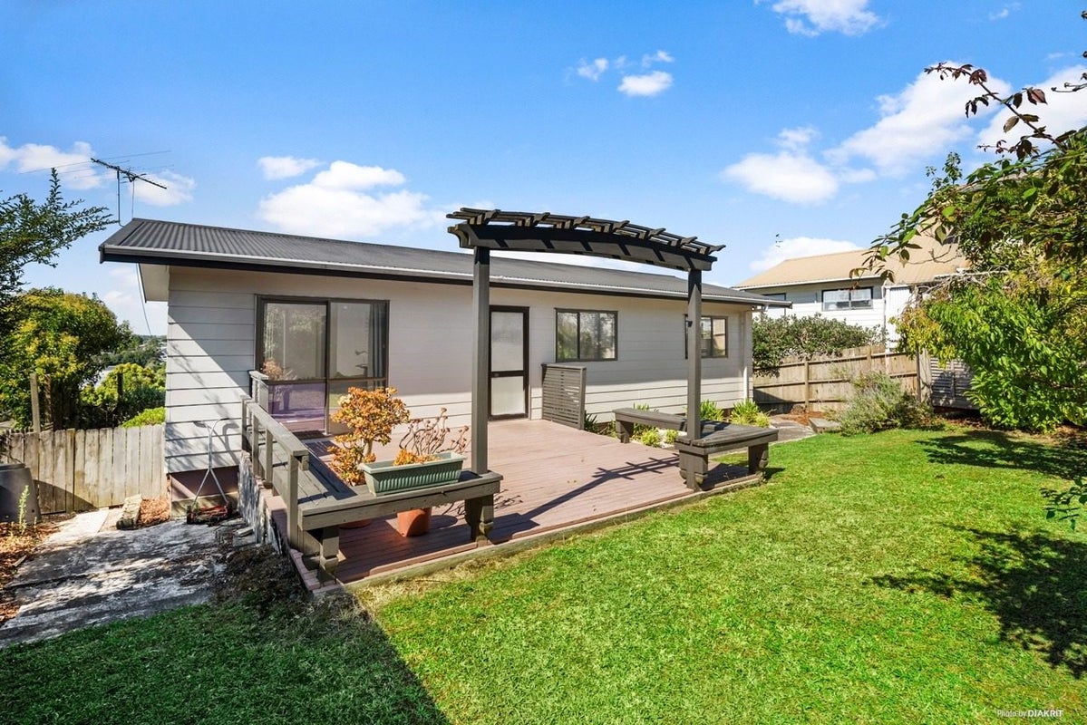 2/49 Target Road, Totara Vale, Auckland - Carousel 1