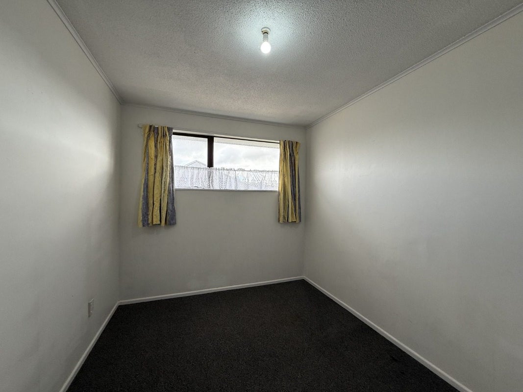 10 Somerset Place, Cannons Creek, Porirua - Carousel 2
