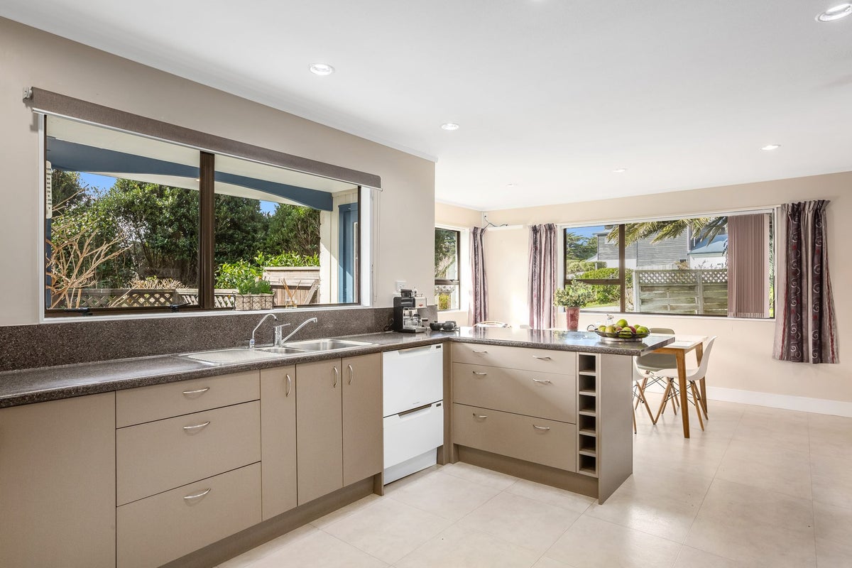 7 Observatory Close, Whitby, Porirua - Carousel 2