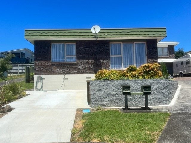 9 Tromie Place, Highland Park, Auckland - Carousel 2