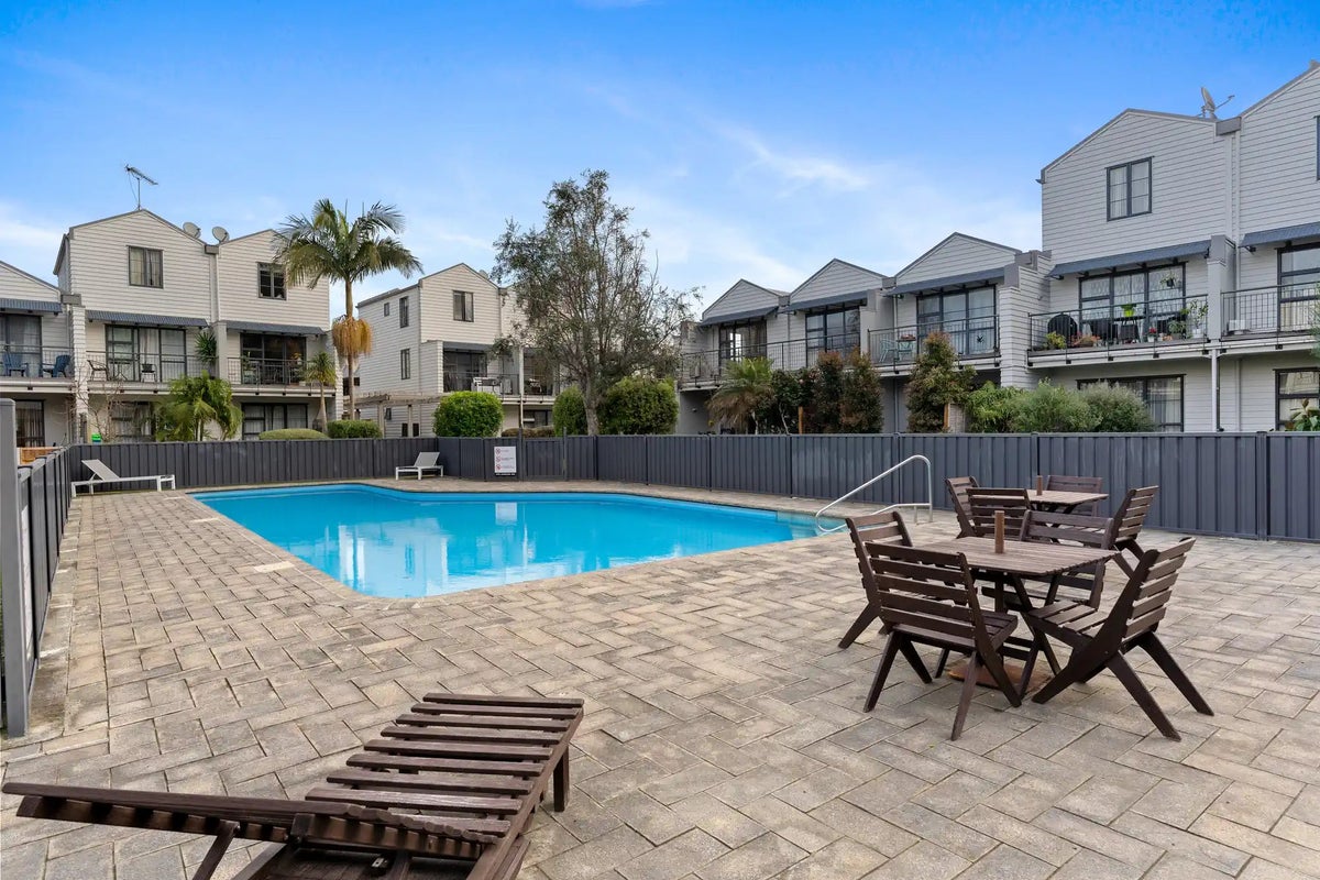 15/5 Carolina Place, Albany, Auckland - Carousel 1