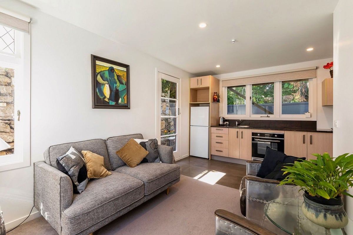 8 Thanet Avenue, Sandringham, Auckland - Carousel 2
