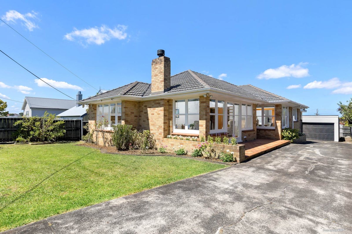 7 Coronation Street, Belmont, Auckland - Carousel 1