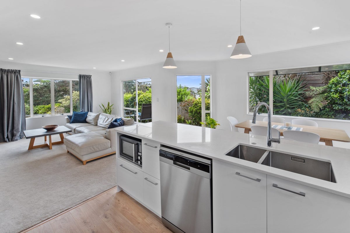 2/893 Beach Road, Waiake, Auckland - Carousel 2