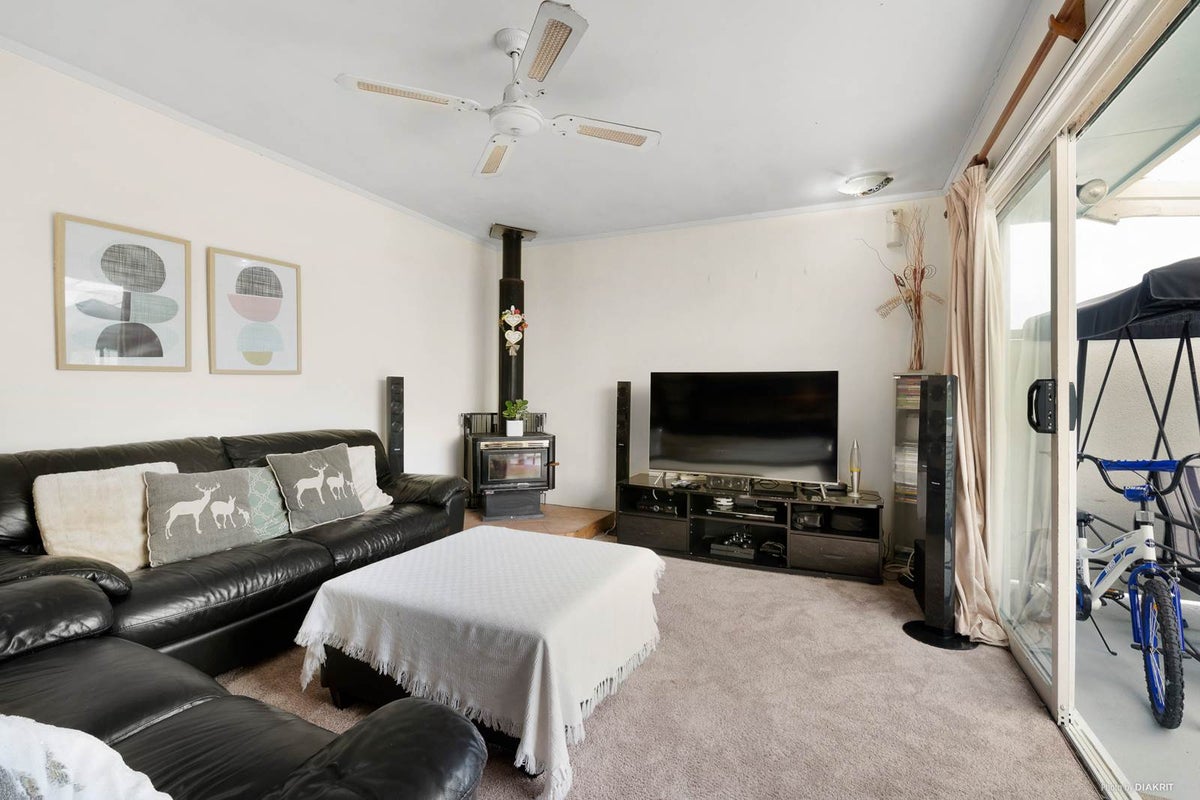11 Cheval Drive, Totara Vale, Auckland - Carousel 2