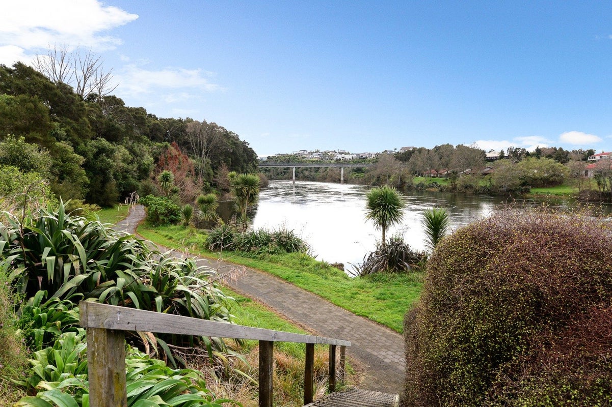 13 Sycamore Place, Pukete, Hamilton - Carousel 2