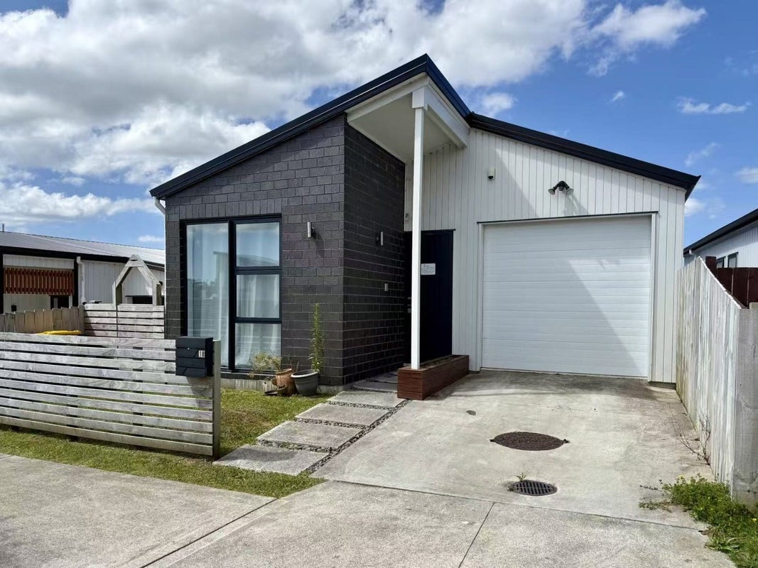 18 Horokaka Street, Massey, Auckland - Carousel 1