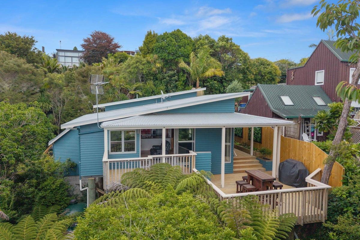 2/15 Beatrice Avenue, Hillcrest, Auckland - Carousel 1