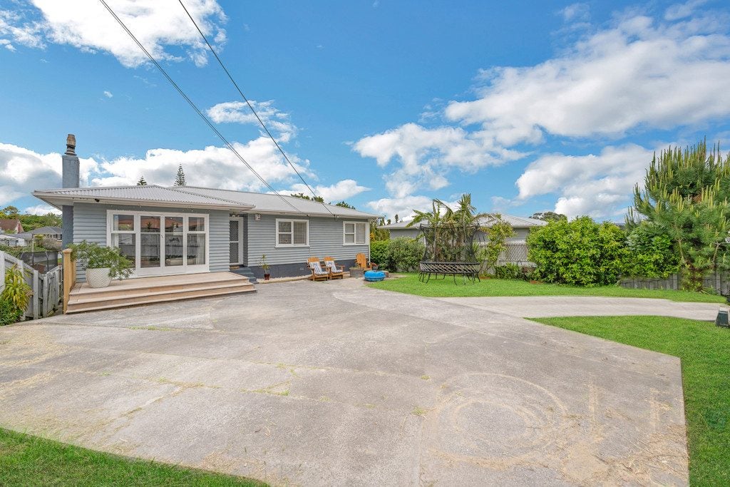 20 Sylvan Crescent, Te Atatu South, Auckland - Carousel 1