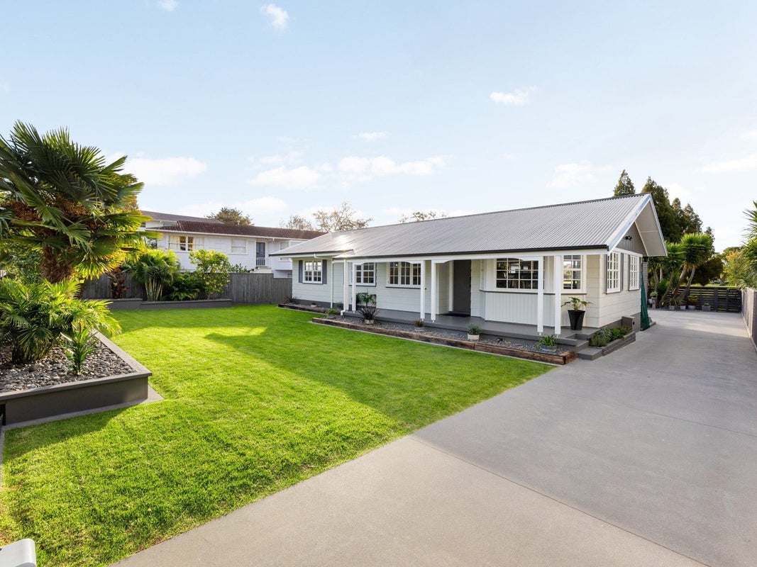 18 Amanda Avenue, Dinsdale, Hamilton - Carousel 1