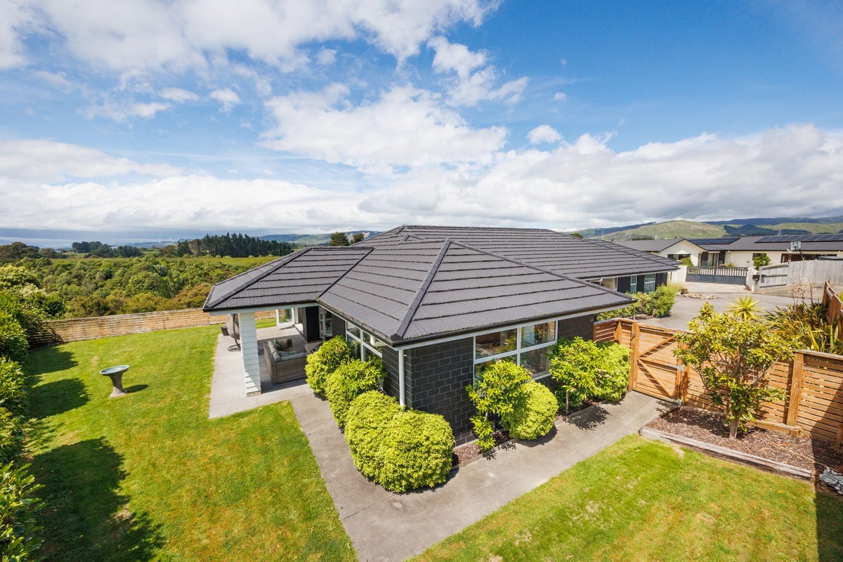 132 Johnstone Drive, Fitzherbert, Palmerston North - Carousel 2