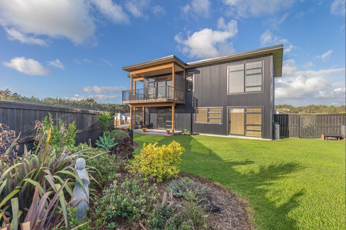 61 Kent Avenue, Waitarere Beach, Levin - Carousel 1