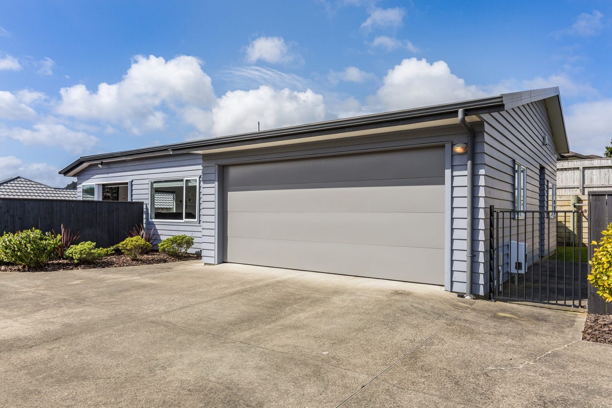 4 Moonsail Drive, Whitby, Porirua - Carousel 1
