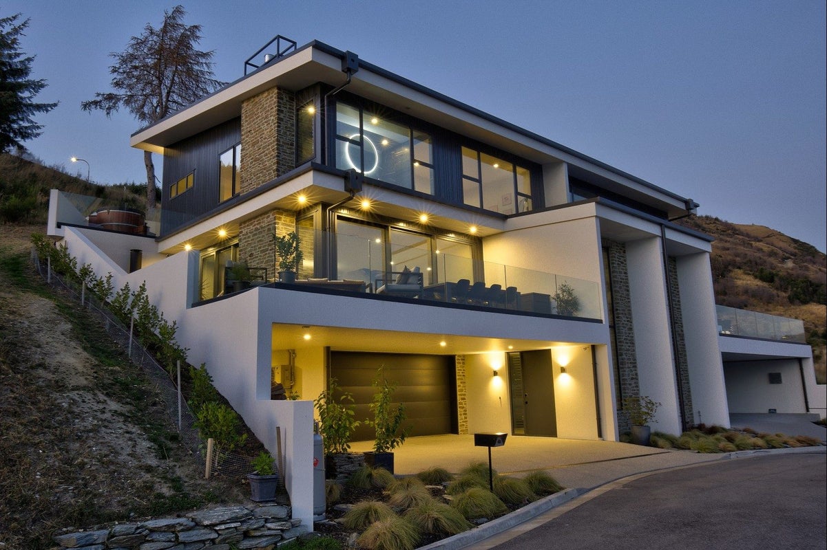 4 Lynch Lane, Queenstown Hill, Queenstown - Carousel 1