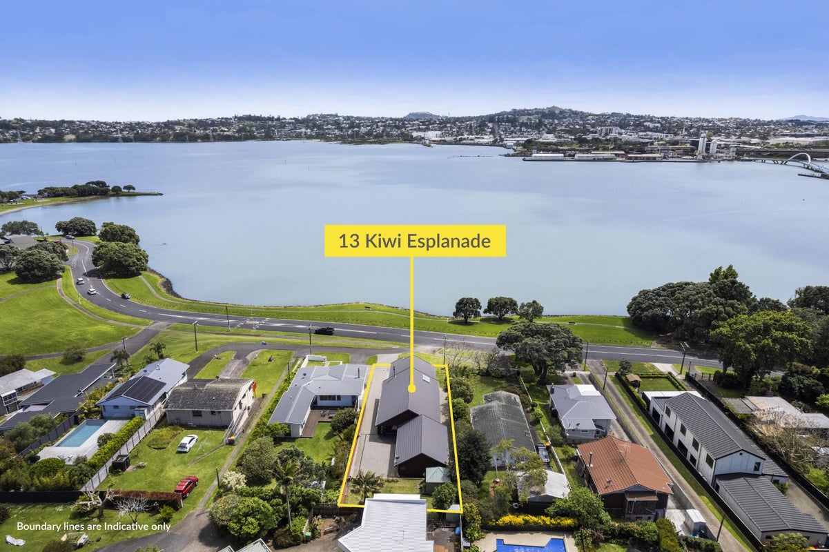 13 Kiwi Esplanade, Mangere Bridge, Auckland - Carousel 1