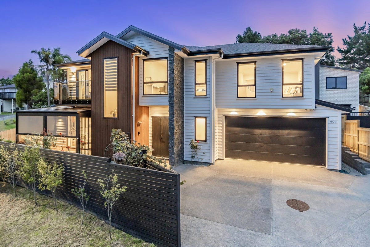 60B Saddleback Rise, Murrays Bay, Auckland - Carousel 1