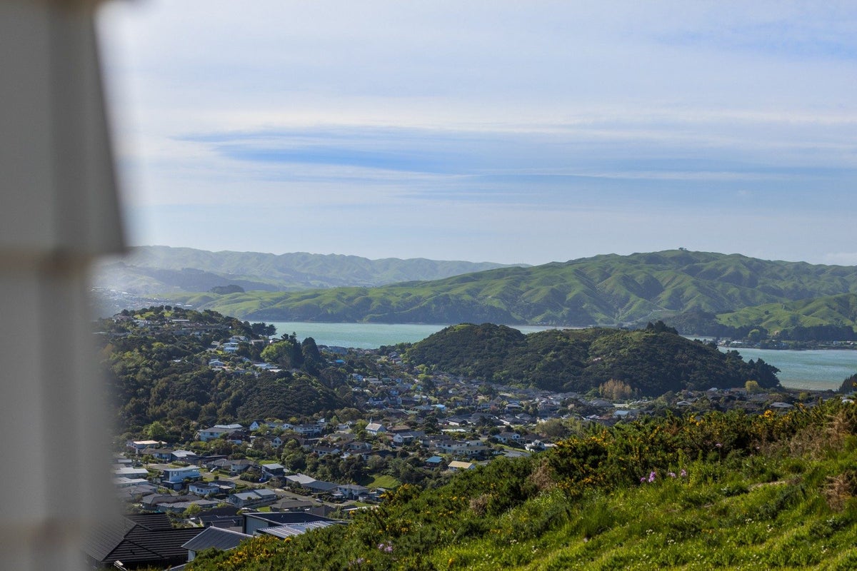 6 Stunsail Lane, Whitby, Porirua - Carousel 2