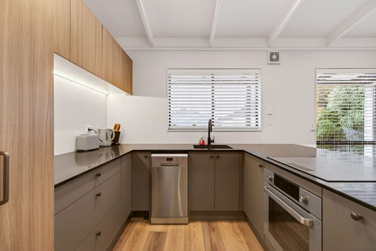 1B Dart Place, Fernhill, Queenstown - Carousel 2