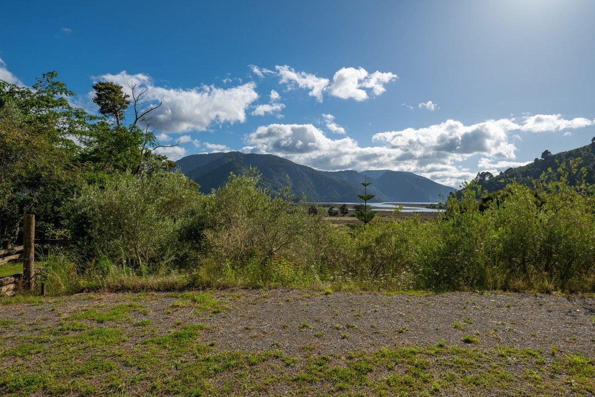 4373 State Highway 6, Havelock - Carousel 22