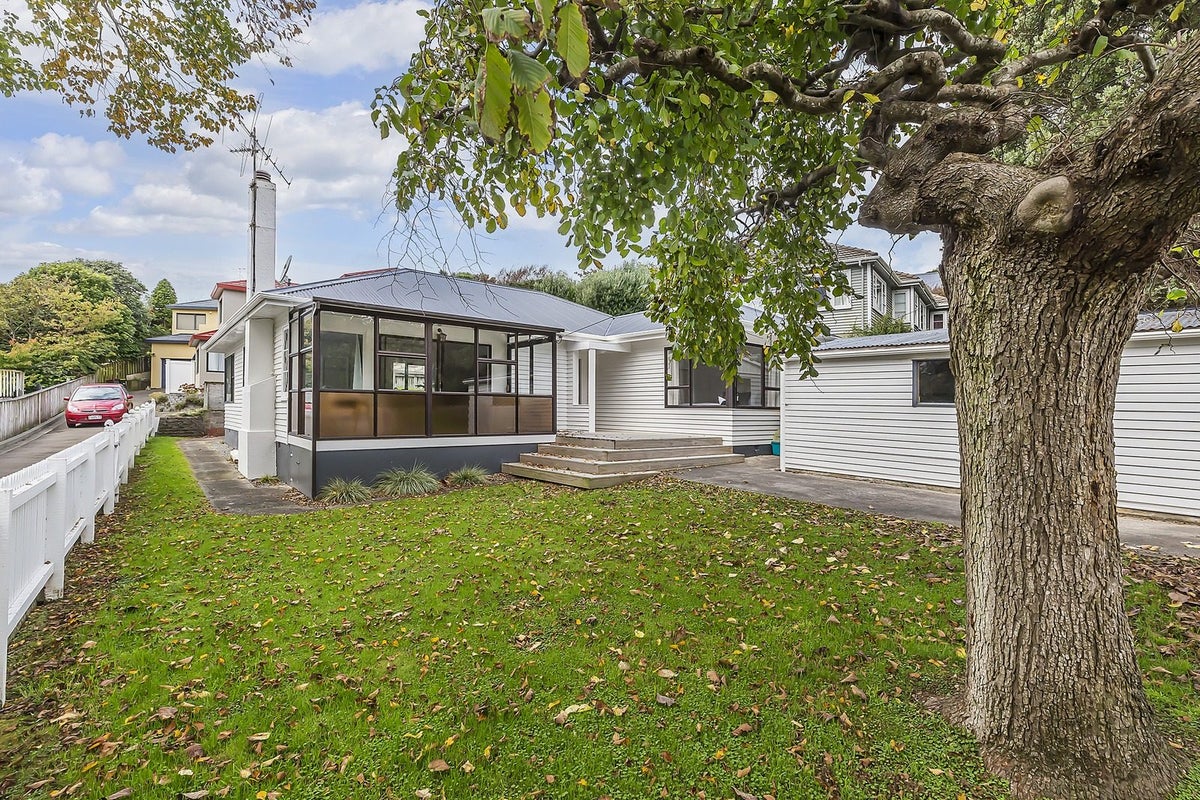 44 The Drive, Tawa, Wellington - Carousel 1