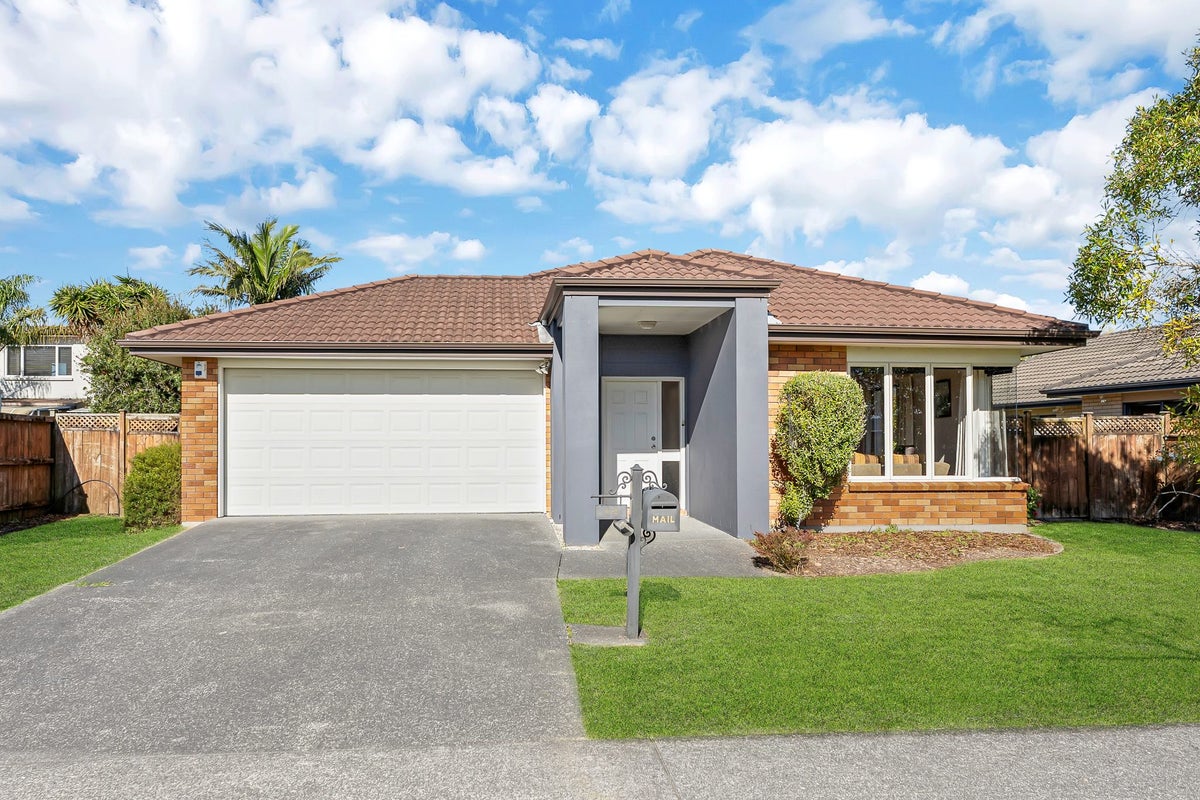 48 Aberdeen Crescent, Wattle Downs, Auckland - Carousel 1