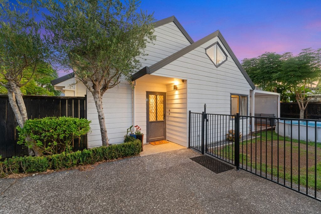 2/8 Phillip Parade, Forrest Hill, Auckland - Carousel 1