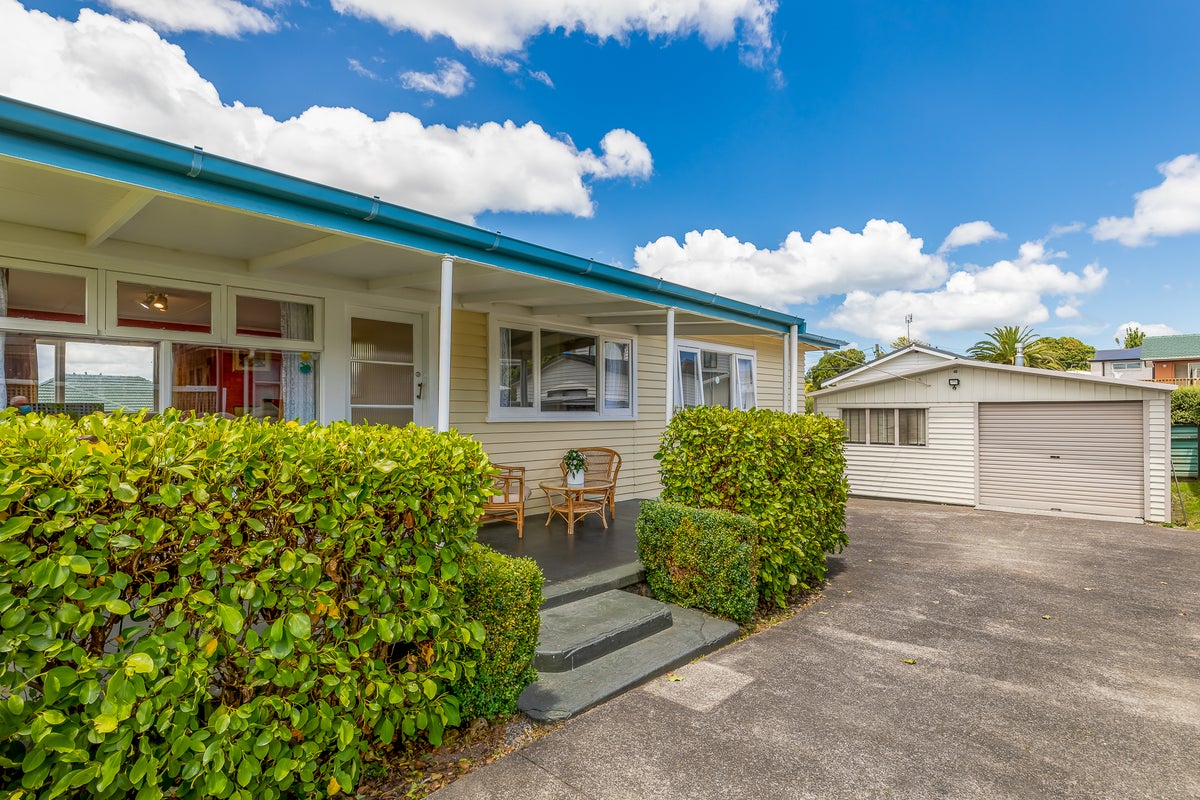 11 Archlynn Road, Kelston, Auckland - Carousel 2