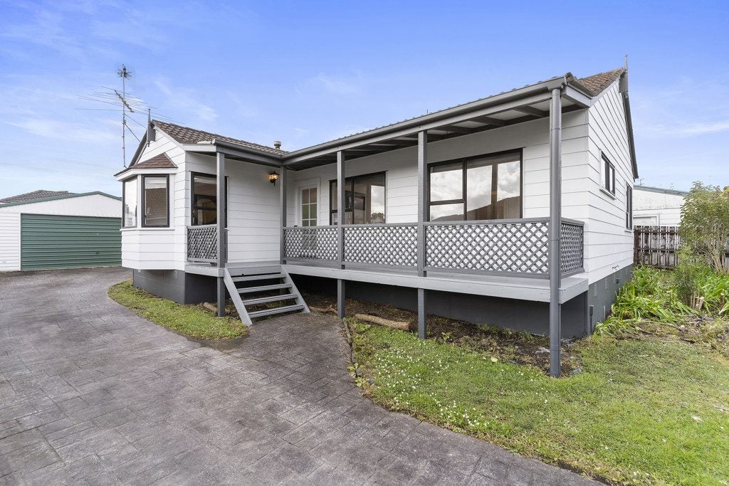 91 Santiago Crescent, Unsworth Heights, Auckland - Carousel 1
