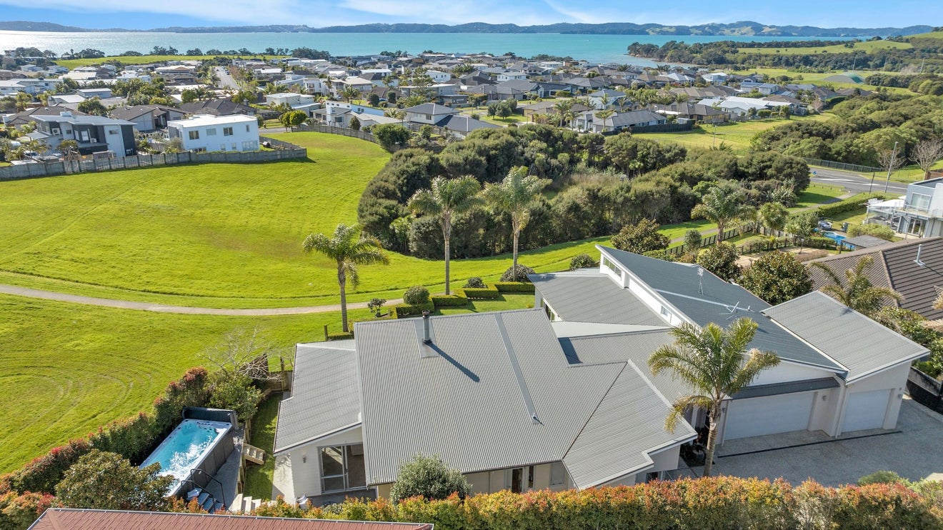 9 Intrepid Crescent, Beachlands, Auckland - Carousel 2
