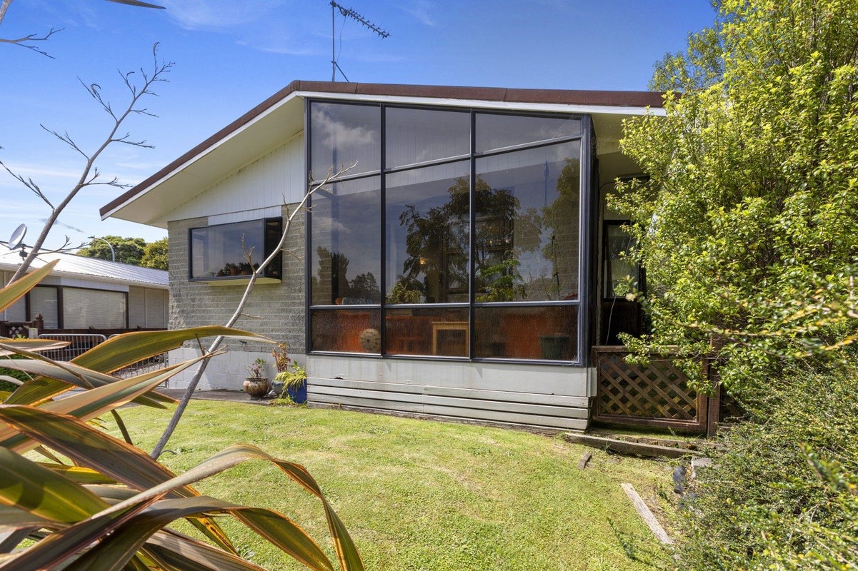 1 Cannon Street, Westown, New Plymouth - Carousel 2