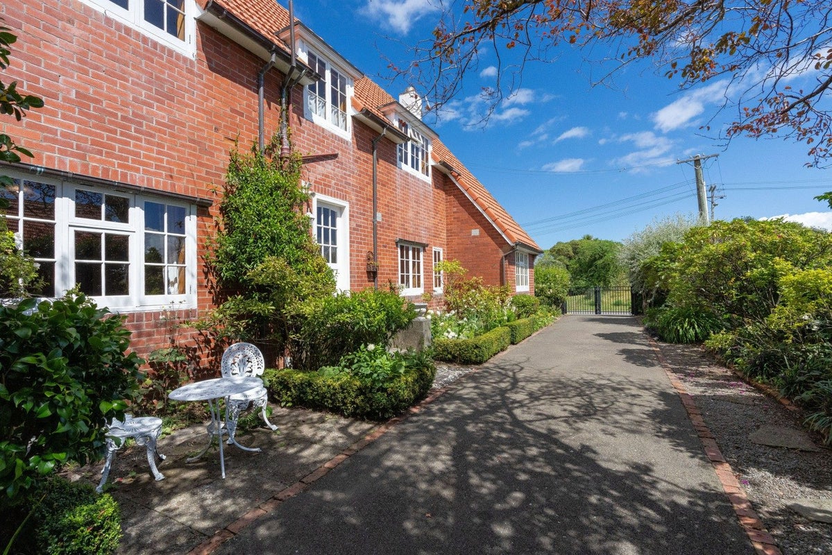 10 Maire Street, Eastbourne, Lower Hutt - Carousel 2