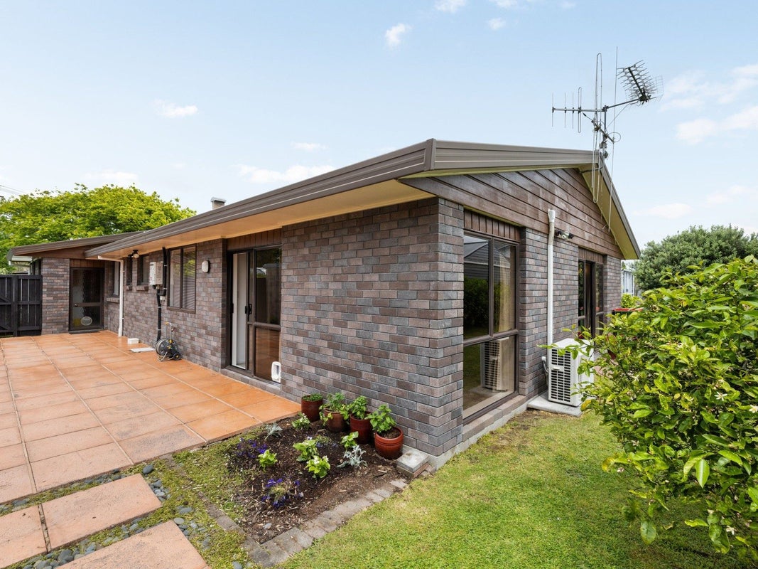 21 Bains Avenue, Hamilton East, Hamilton - Carousel 2
