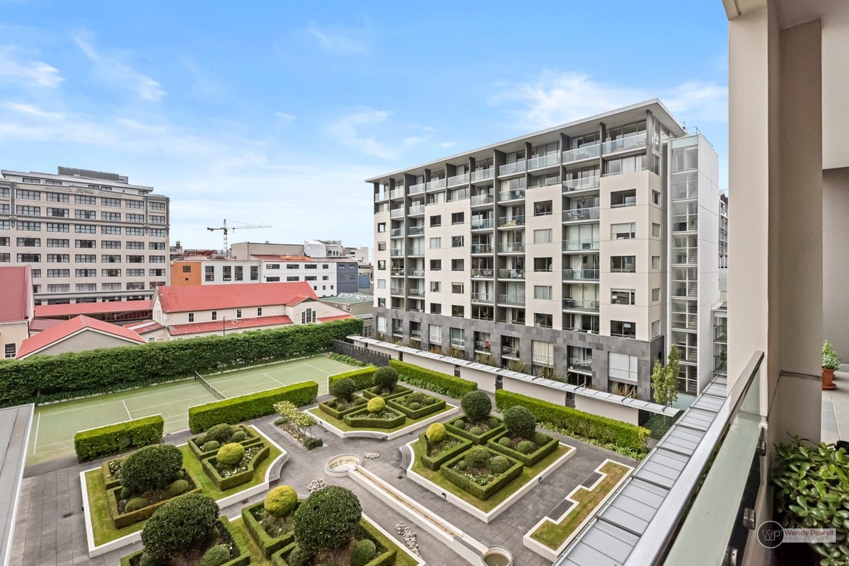 B41/10 Ebor Street, Te Aro, Wellington - Carousel 1