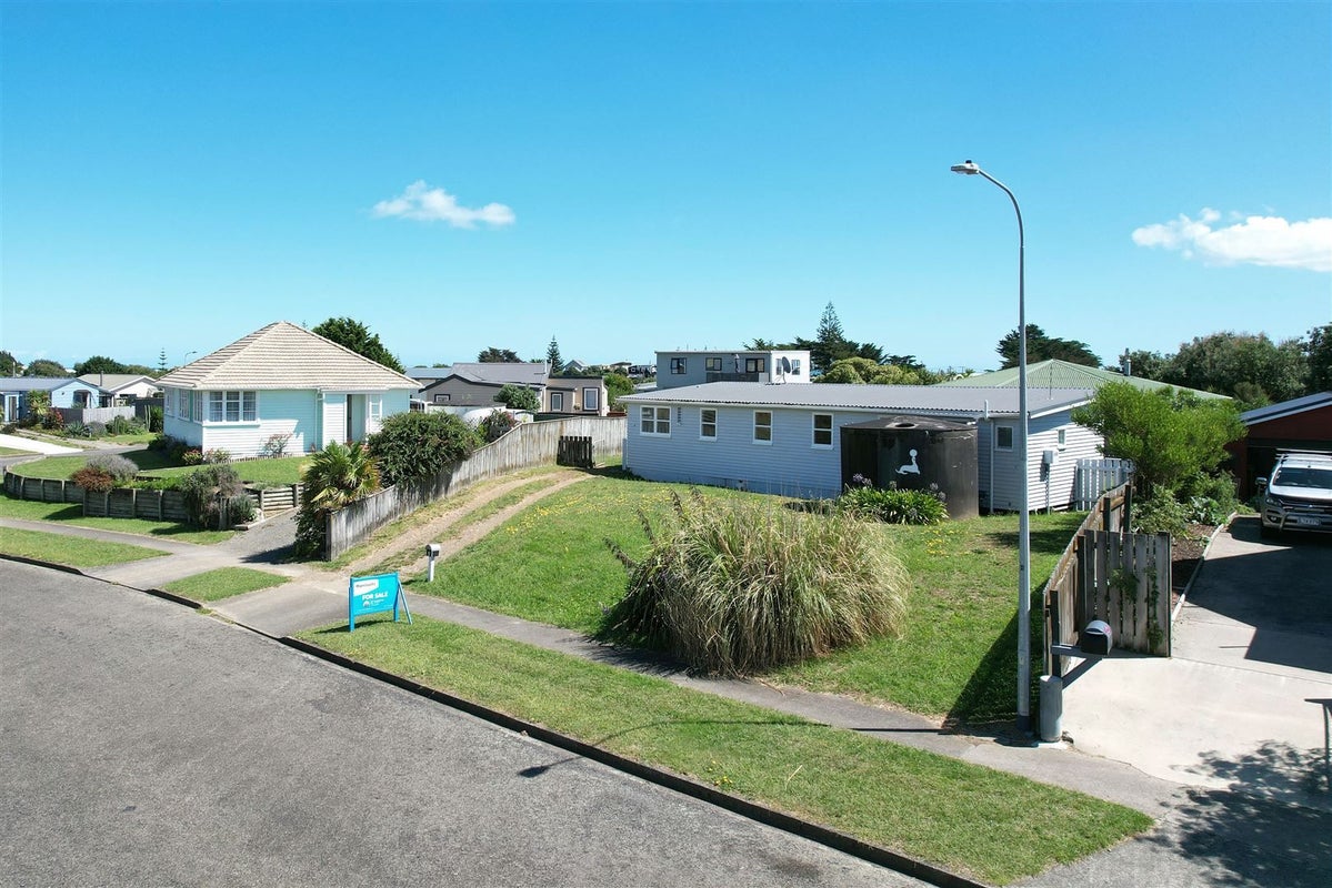 4 Taonui Street, Waitarere Beach, Levin - Carousel 1