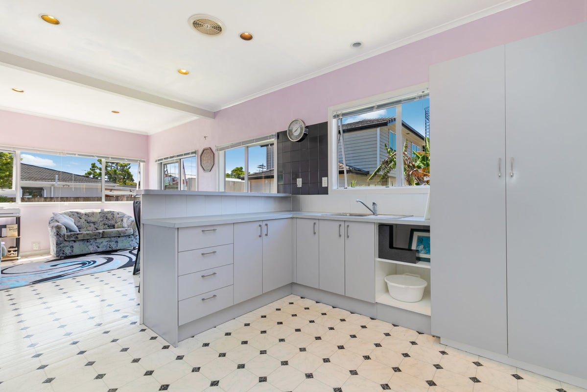 32 Kenderdine Road, Papatoetoe, Auckland - Carousel 2