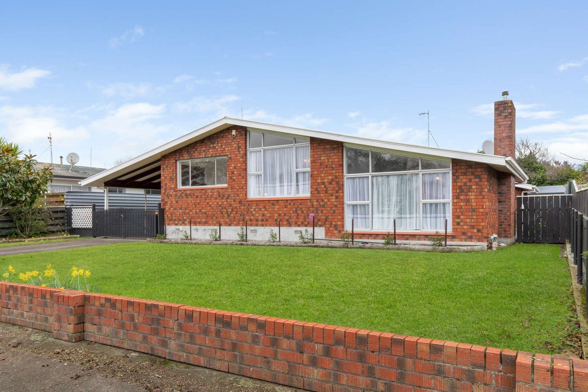 8 Abraham Crescent, Milson, Palmerston North - Carousel 2