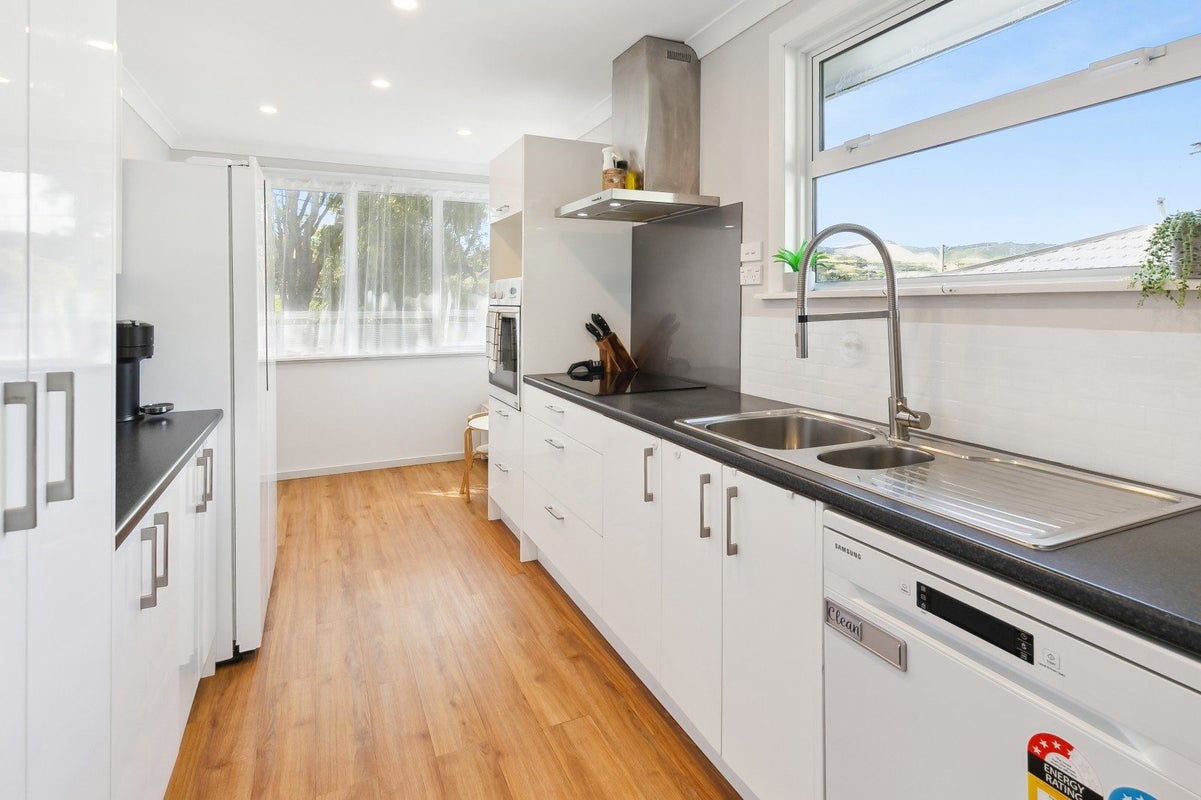 45 Victory Crescent, Tawa, Wellington - Carousel 1