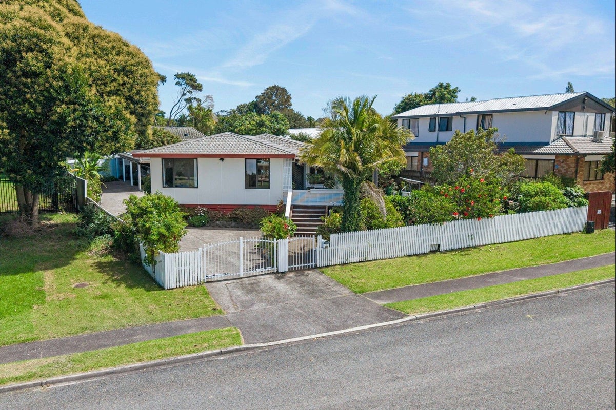 15 Marinich Drive, Ranui, Auckland - Carousel 1