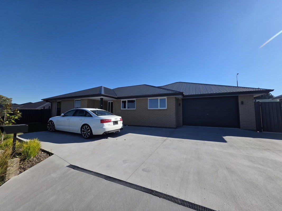 15 Royal Oak Crescent, Holmes Hill, Oamaru - Carousel 1