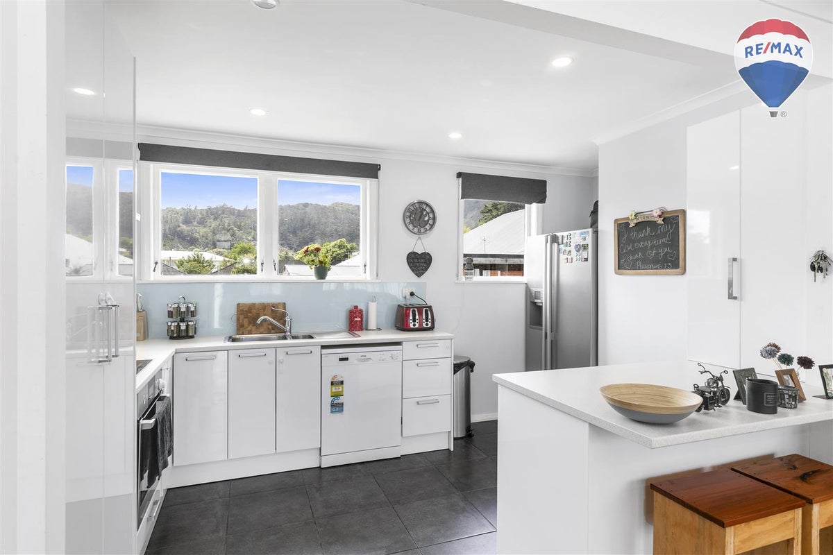 18 Delaney DR, Stokes Valley, Lower Hutt - Carousel 2