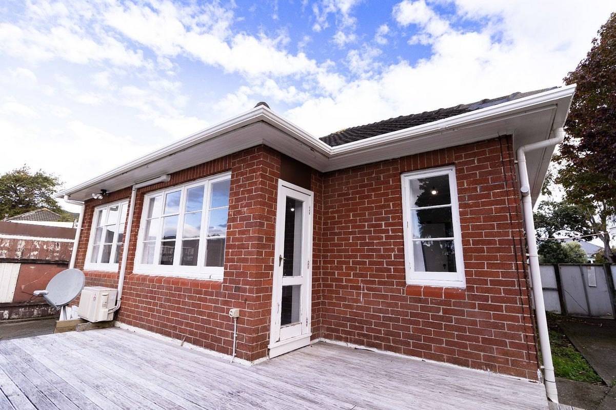 1 Brown Grove, Fairfield, Lower Hutt - Carousel 1
