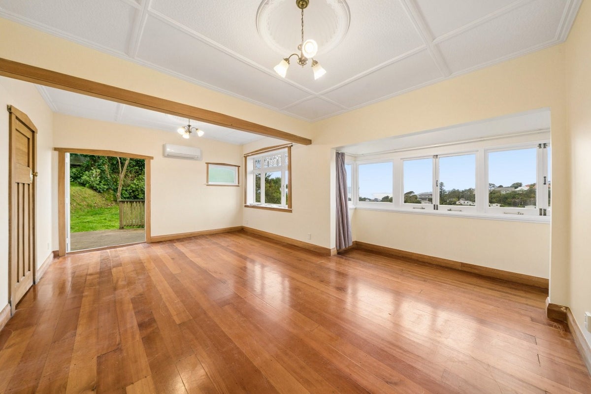8 Raroa Crescent, Northland, Wellington - Carousel 2
