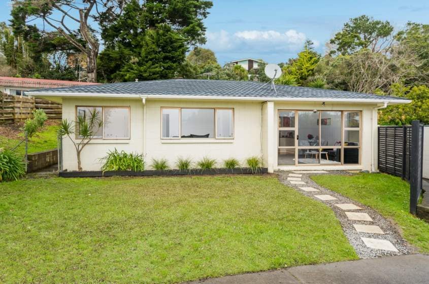 1/14 Hollyhock Place, Browns Bay, Auckland - Carousel 1