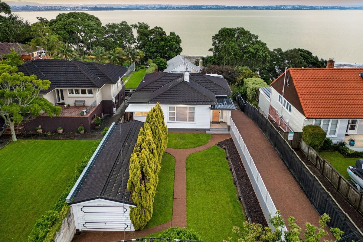 10 Harbour View Road, Point Chevalier, Auckland - Carousel 1