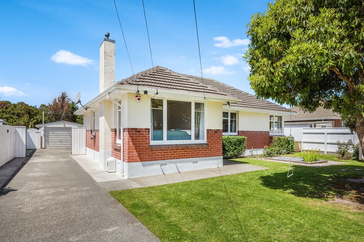 14 Charles Street, Clouston Park, Upper Hutt - Carousel 1